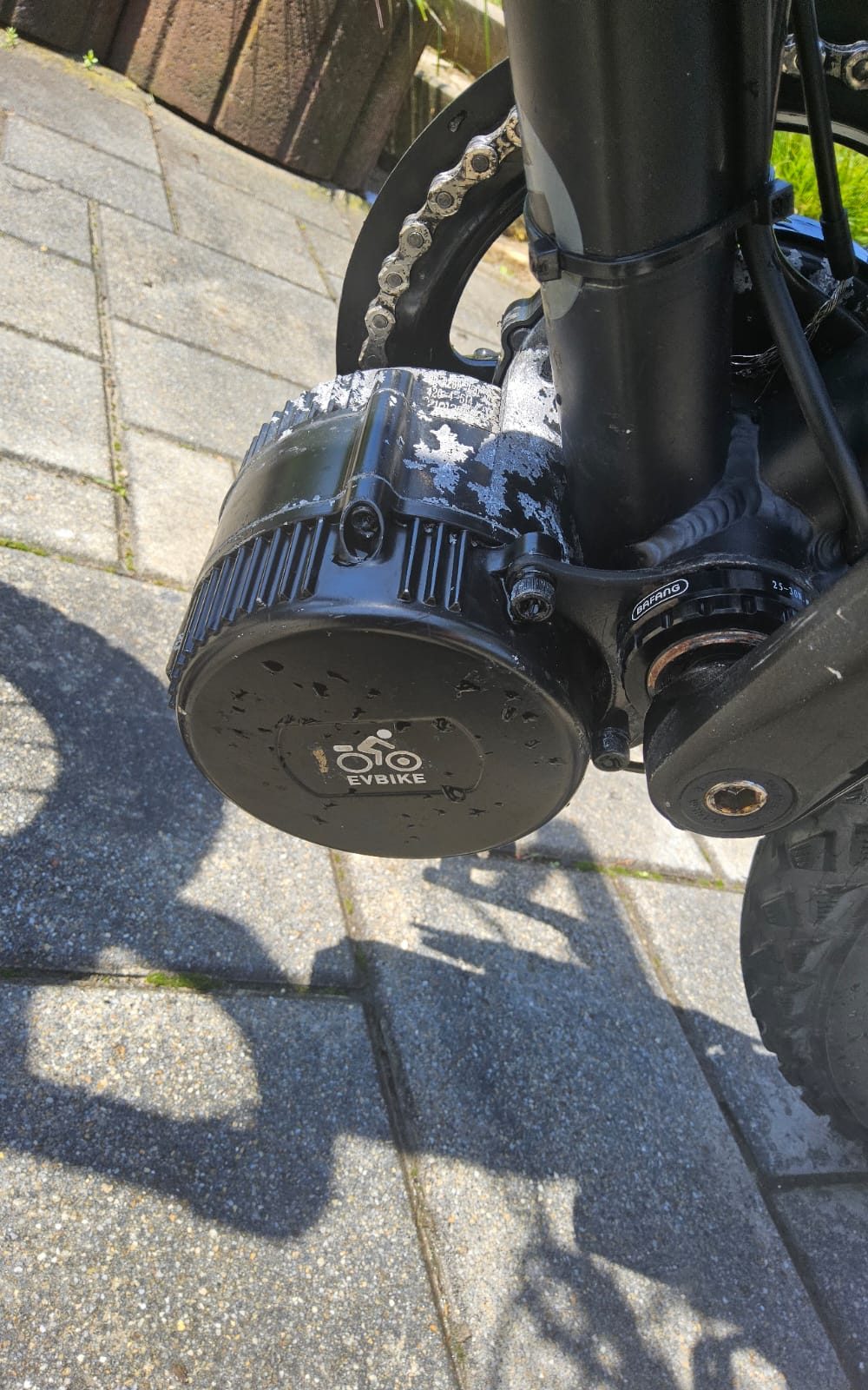 Stredový motor namontovaný v ráme e-biku