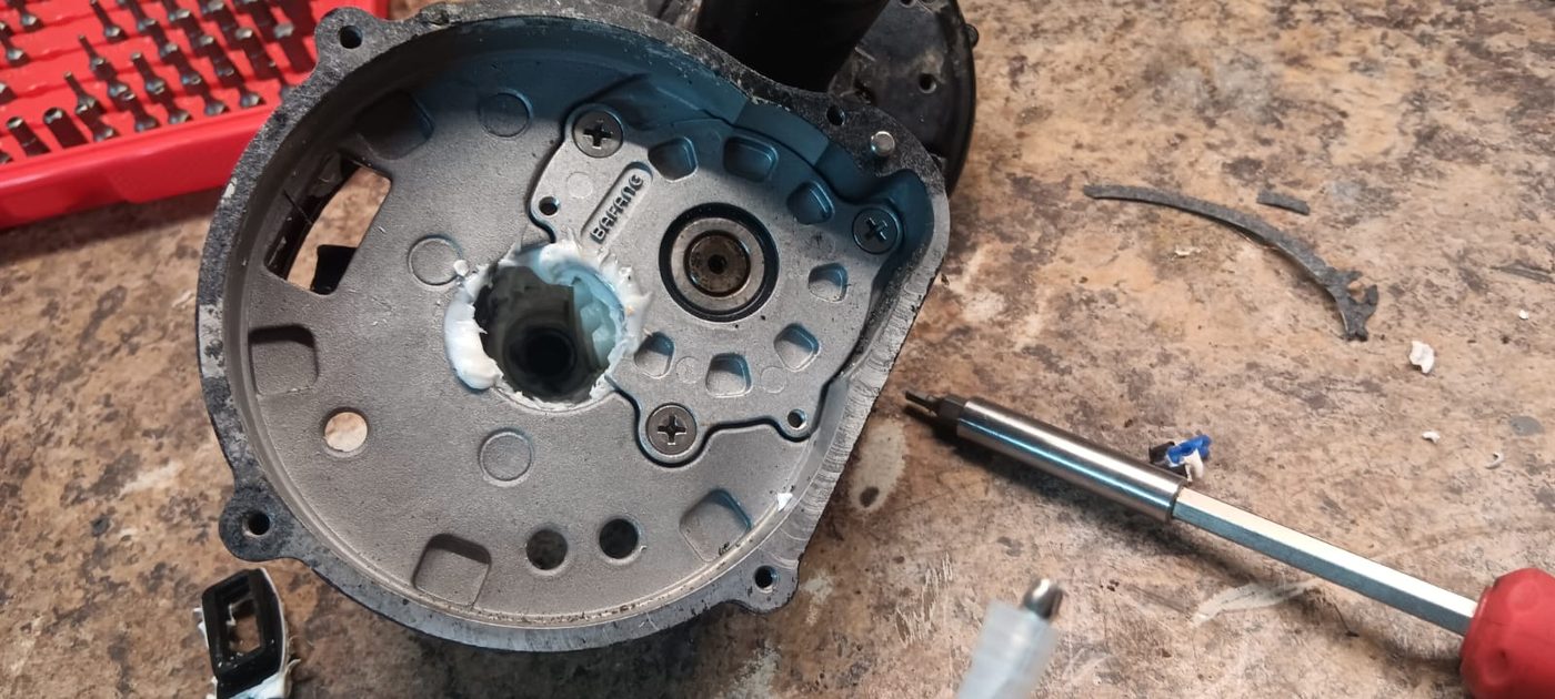 Generálka stredového motora Bosch