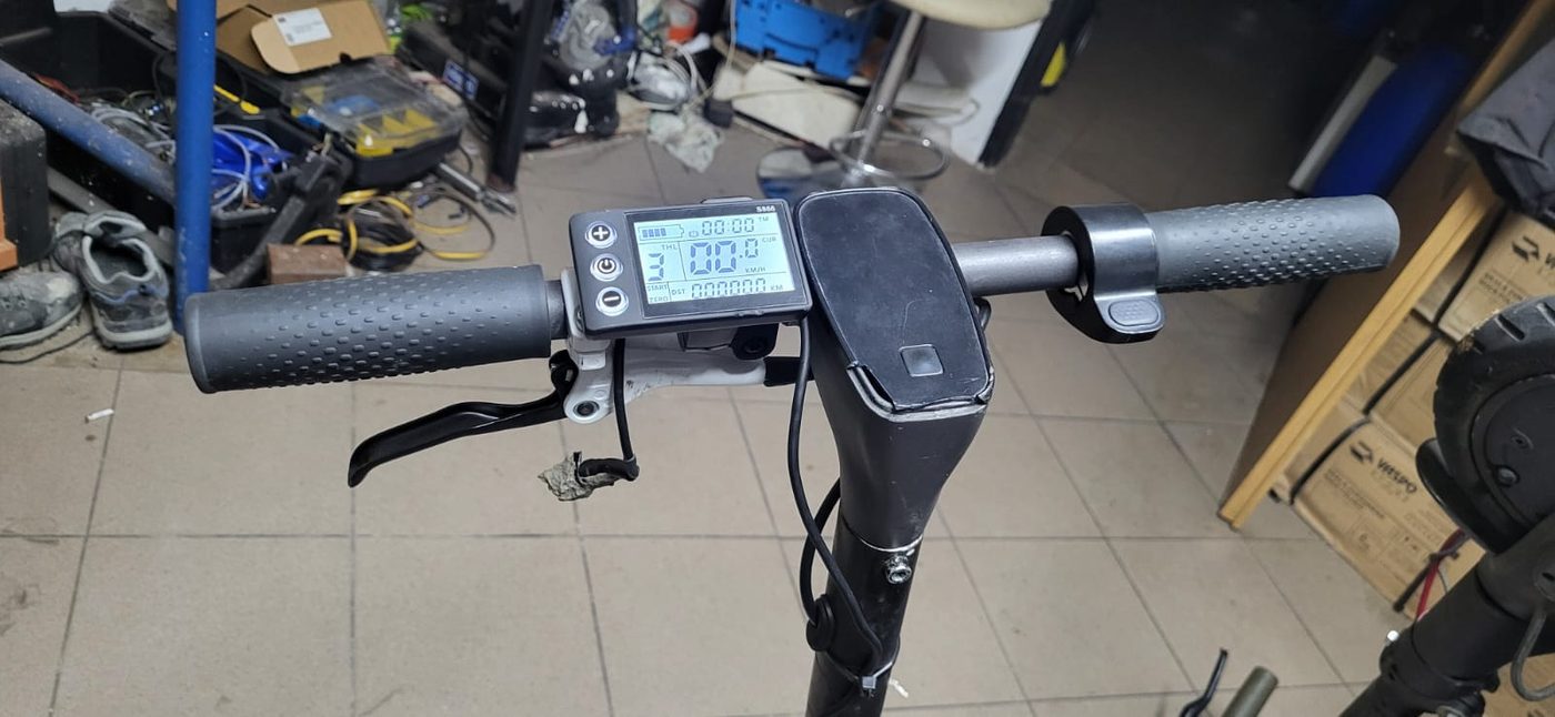 LCD displej a ovládanie na riadidlách